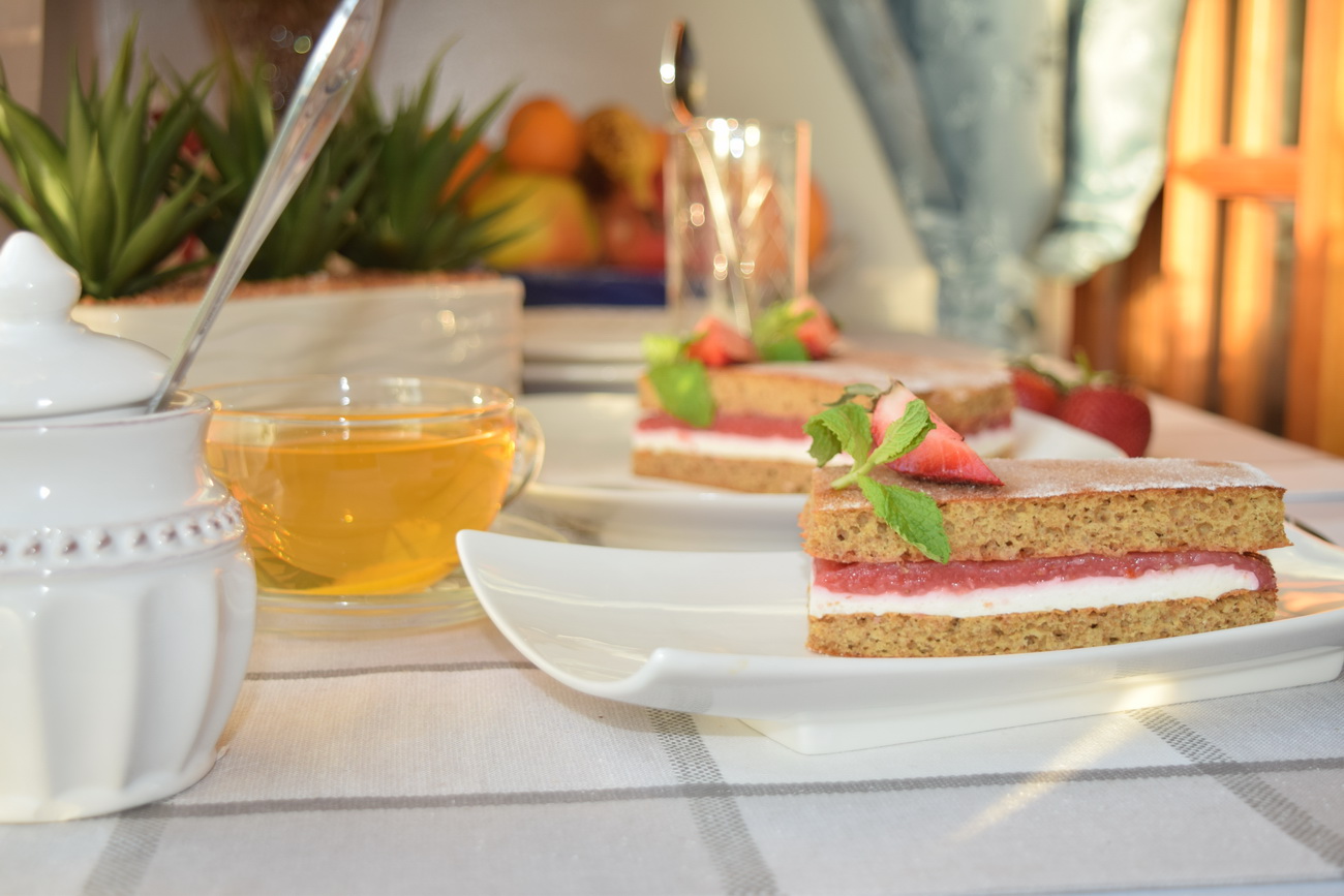 Бисквитное пирожное с клубникой. Фото: Pipsik.Club - Рецепты с фото
