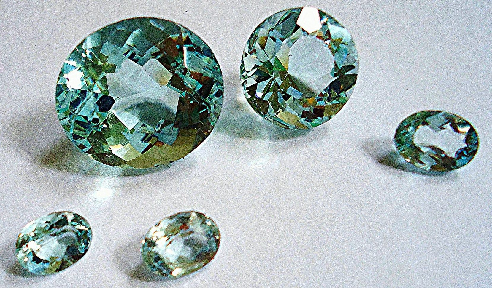 Аквамарин - некоторые камни имеют зеленоватый оттенок